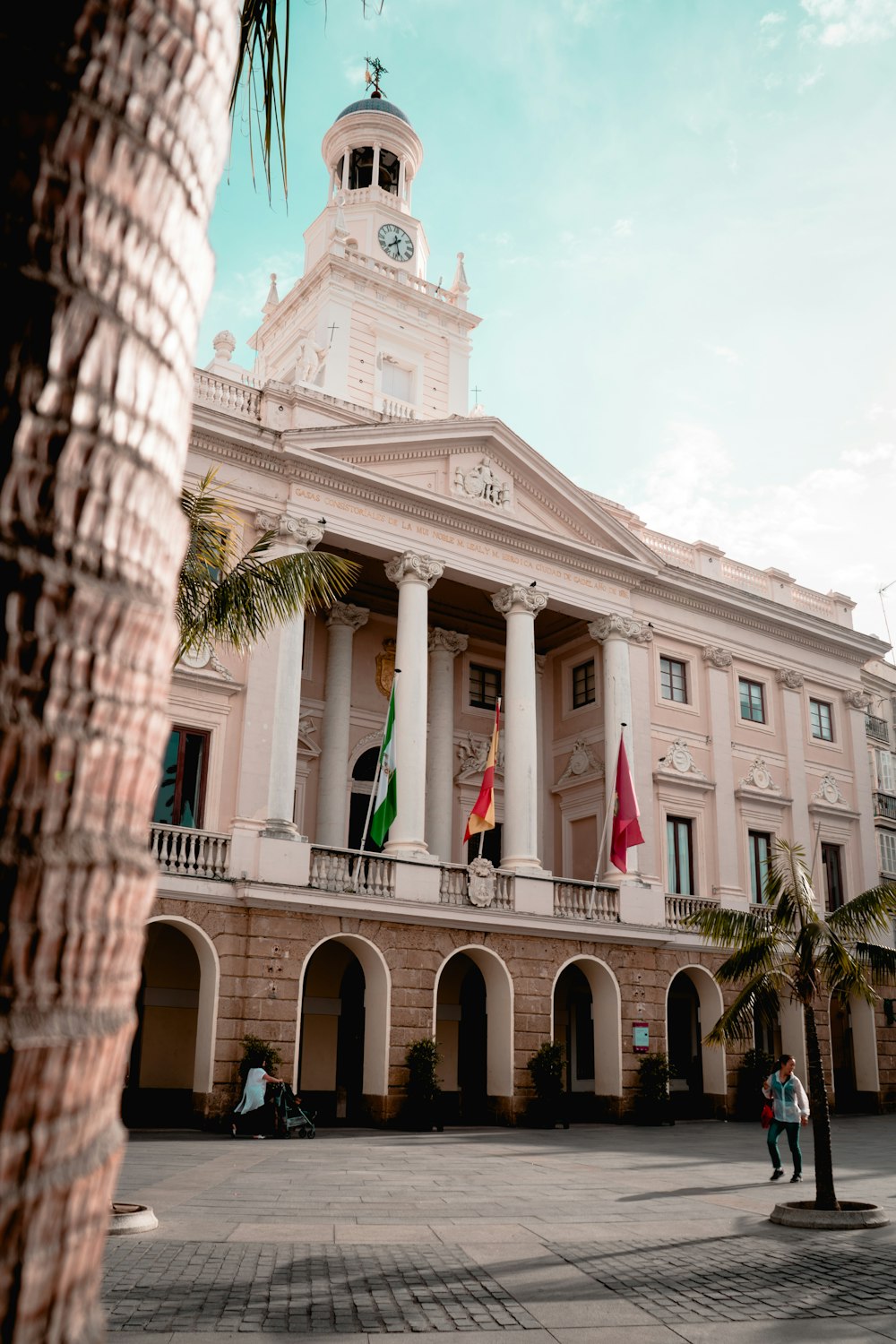 Edificio de hormigón blanco