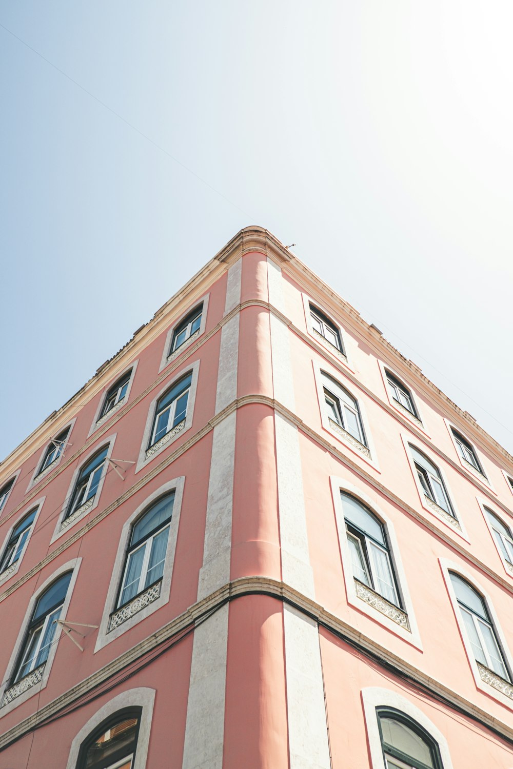 ピンクの建物のローアングル写真