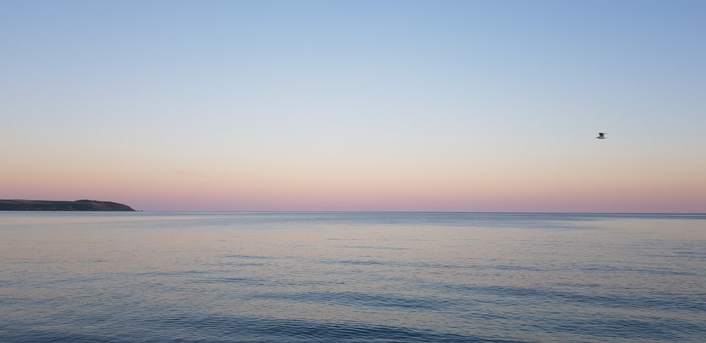 specchio d'acqua durante il giorno