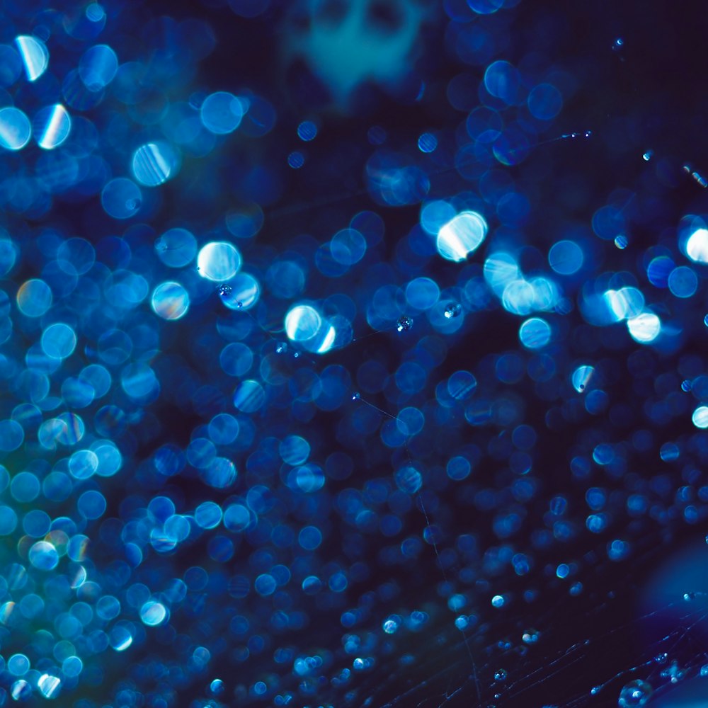 a blurry photo of a blue background with bubbles