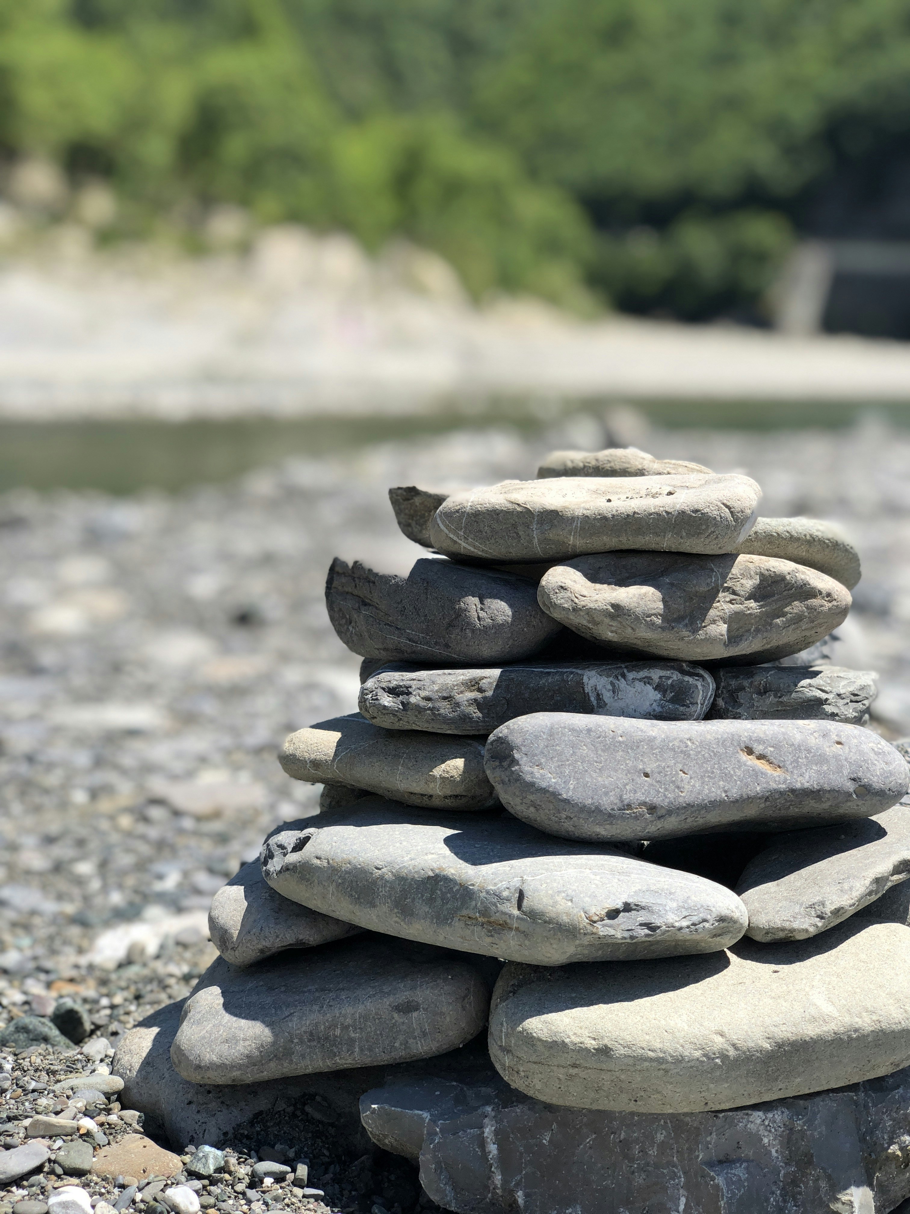 灰色の丸い石の山の写真 Unsplashの無料写真