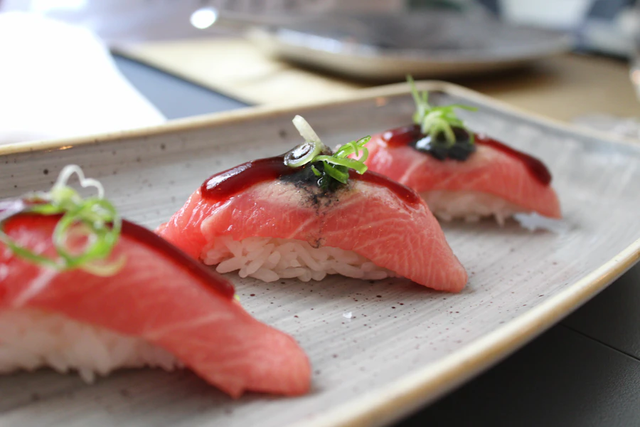 Nigiri sušiai su šviežia žuvimi ant lėkštės