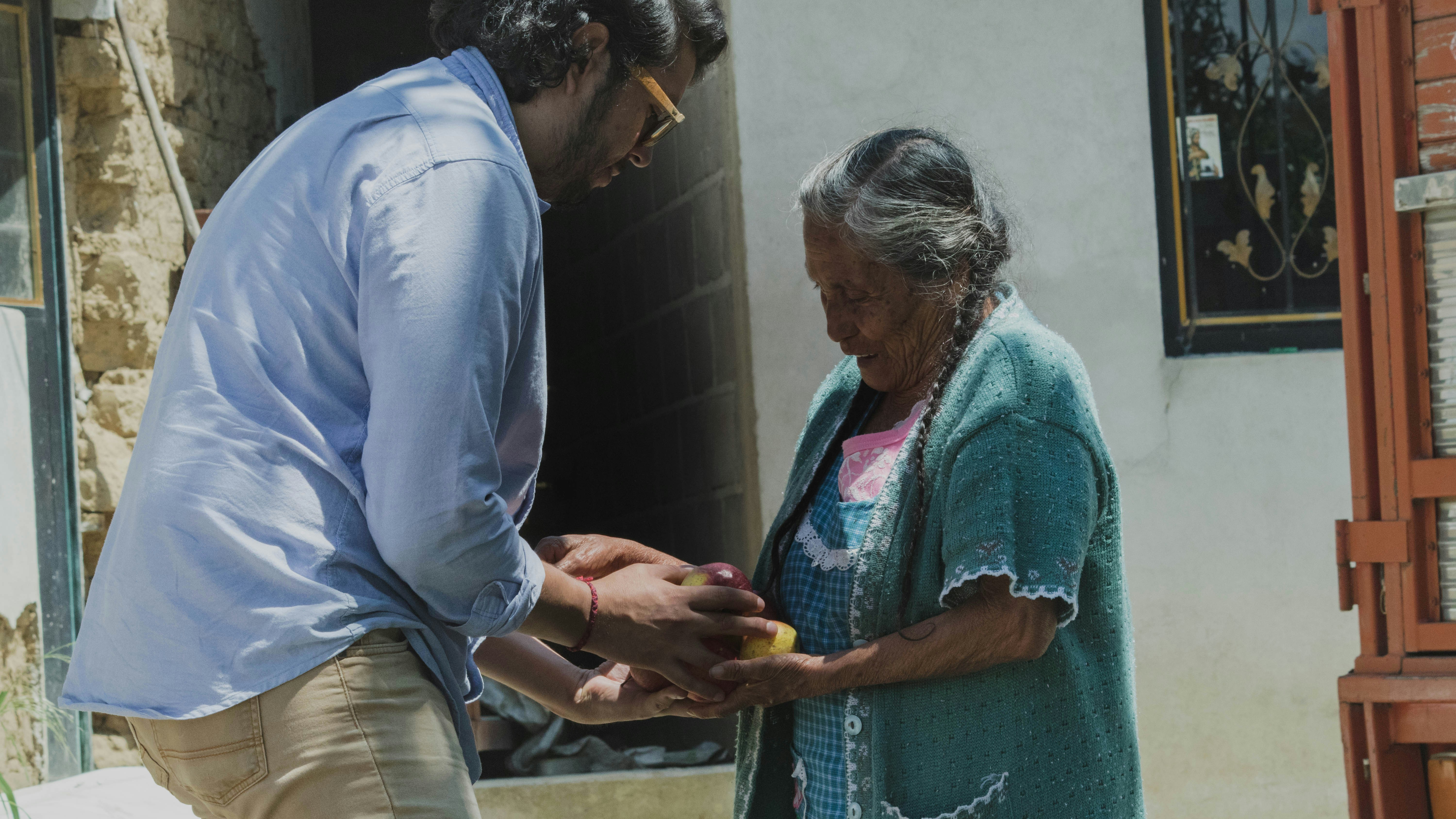 Hombre con camisa azuel de botones