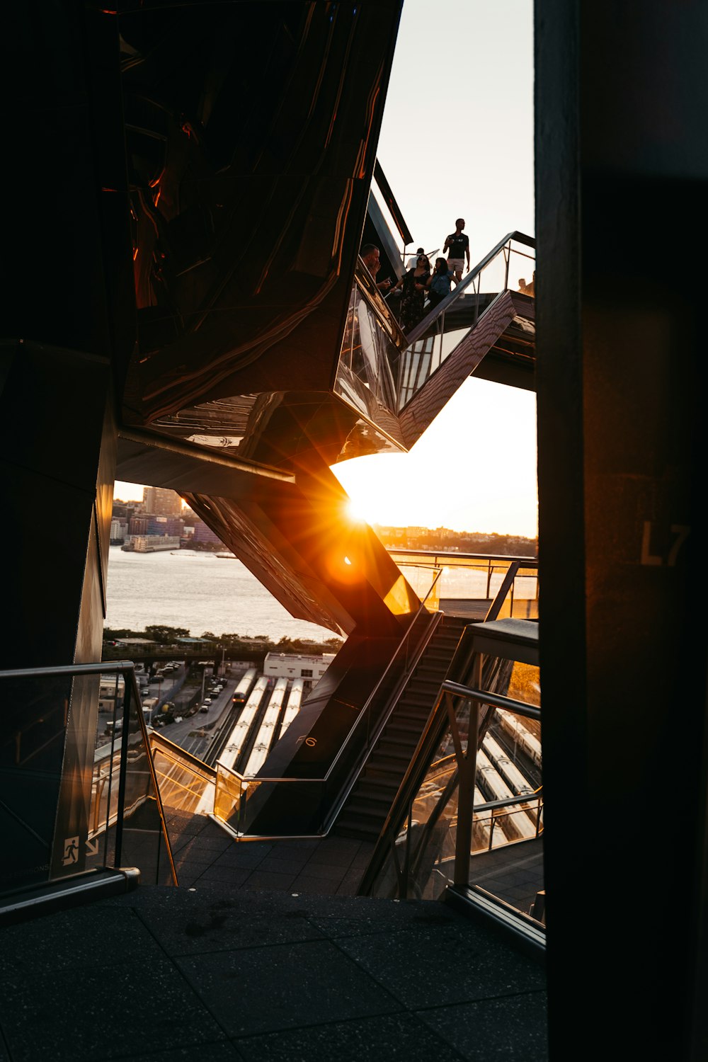 hombre de pie en la parte superior de las escaleras