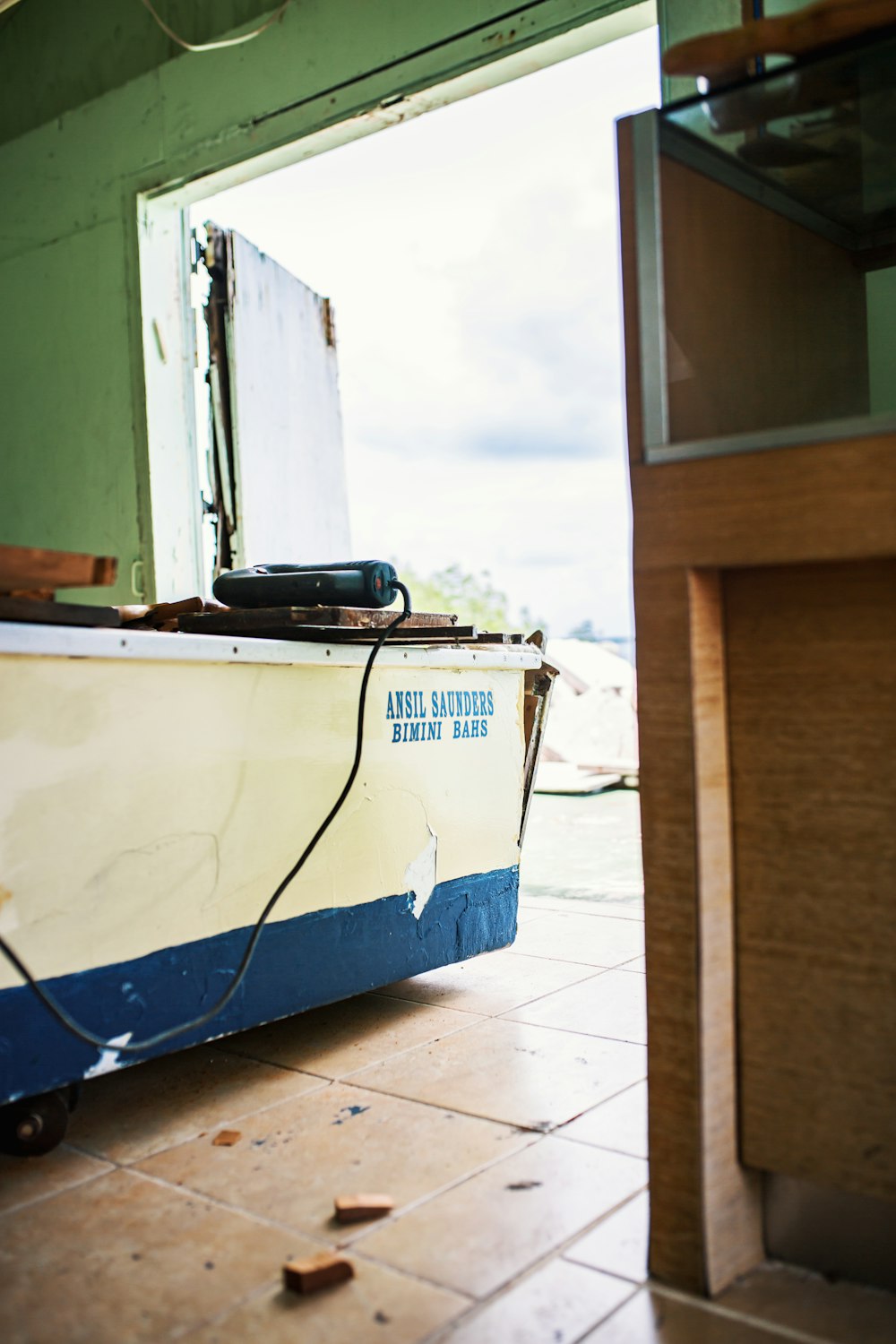 Outil électrique vert sur table blanche et bleue