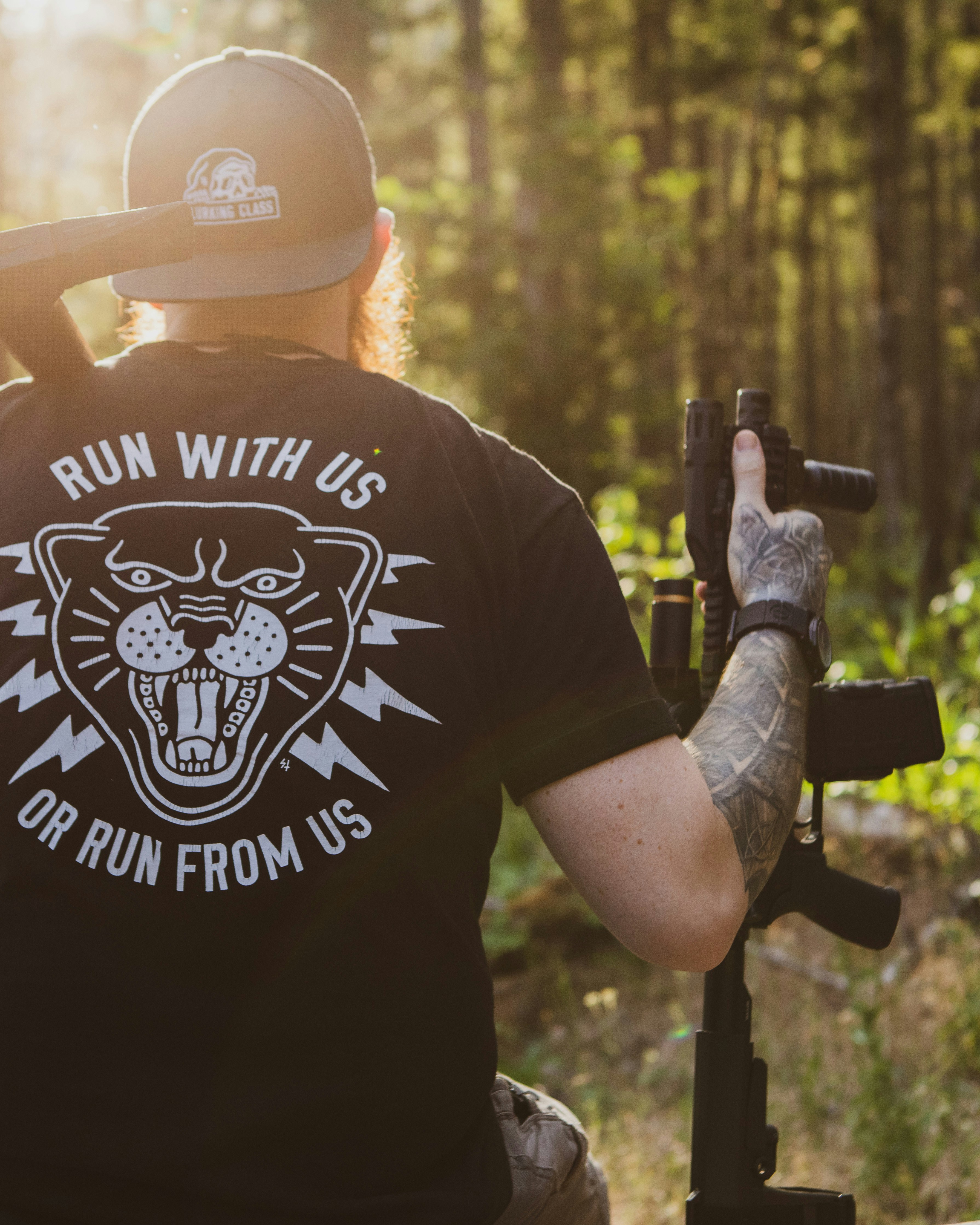 Mann trägt schwarz-weißes Hemd