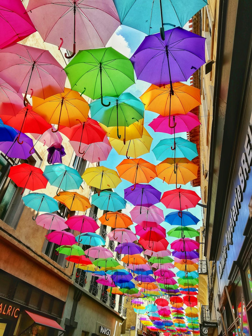 Foto Sombrillas de varios colores – Imagen Paraguas gratis en Unsplash