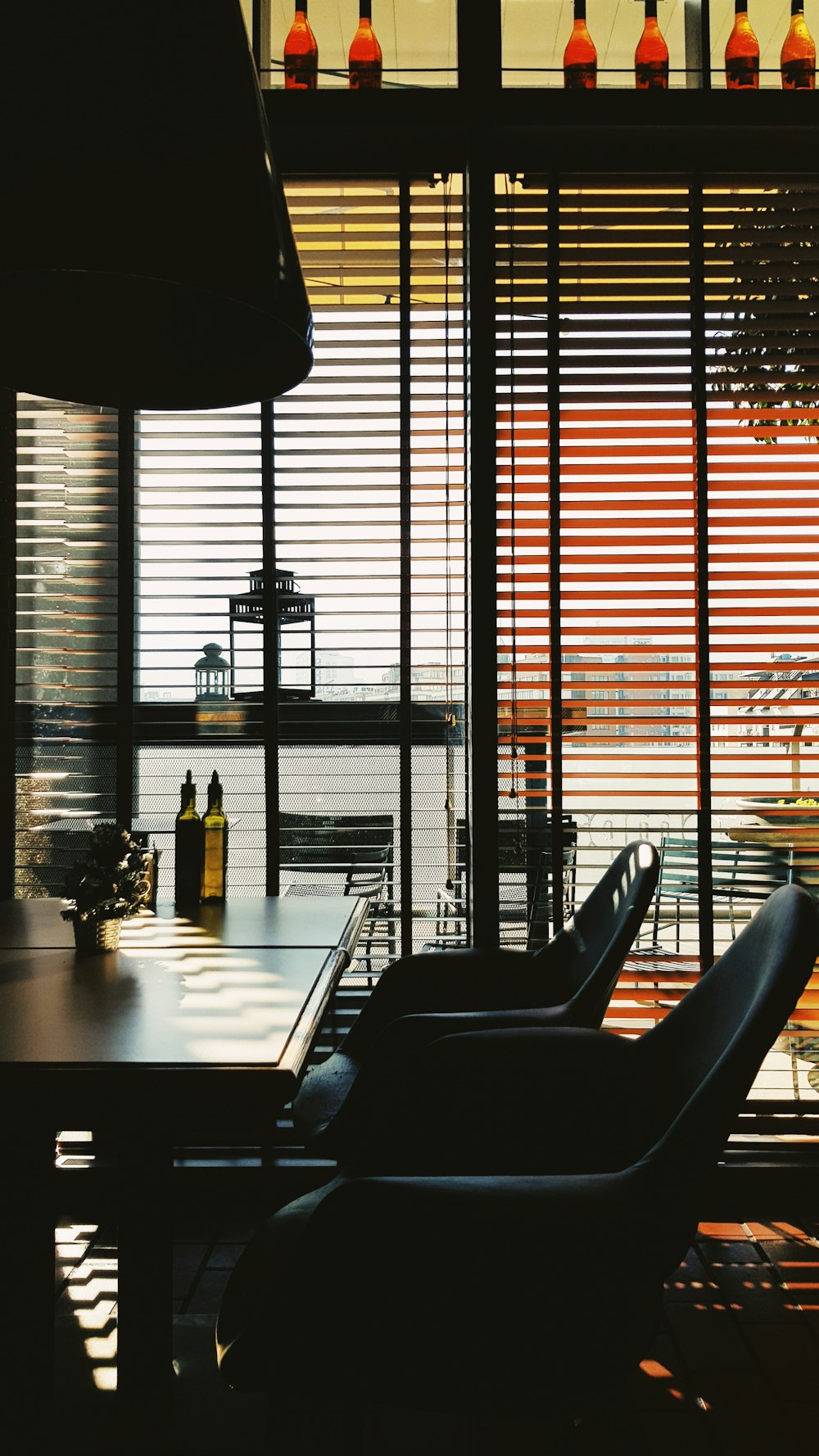 brown wooden tabl and chairs