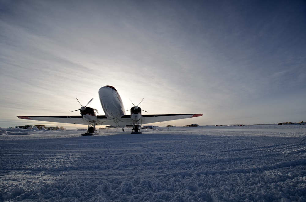 Avião branco na pista durante o dia