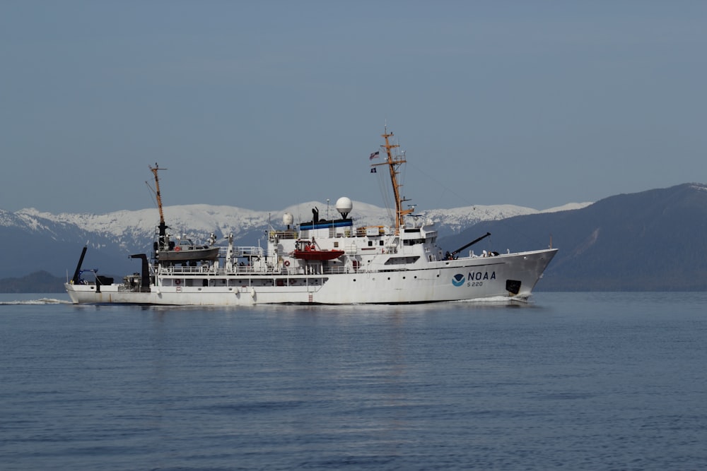 Barco de navegación en mar en calma durante el día