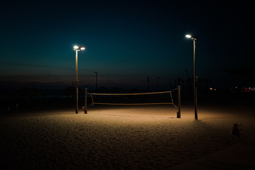 beleuchtete Laternenpfähle in der Nacht