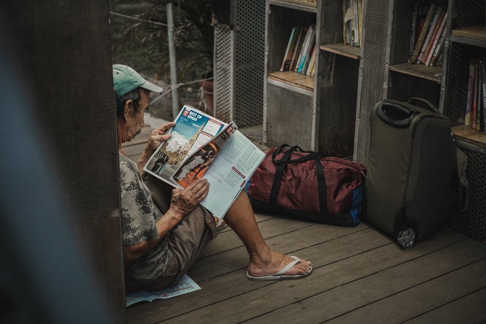 雑誌を読む女性