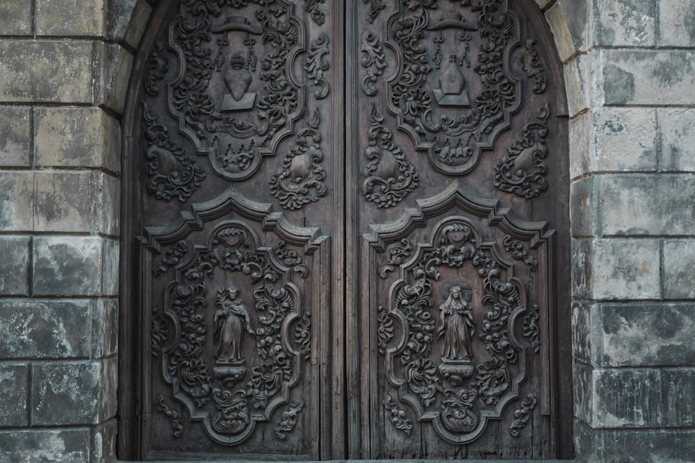 close-up photography of closed door during daytime