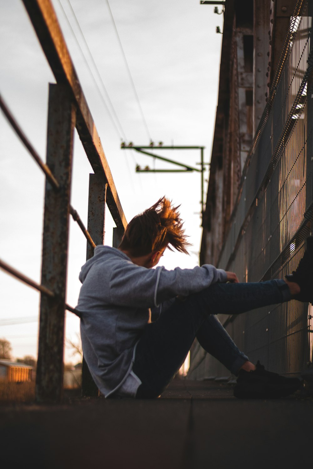 woman siting on focus photogrpahy