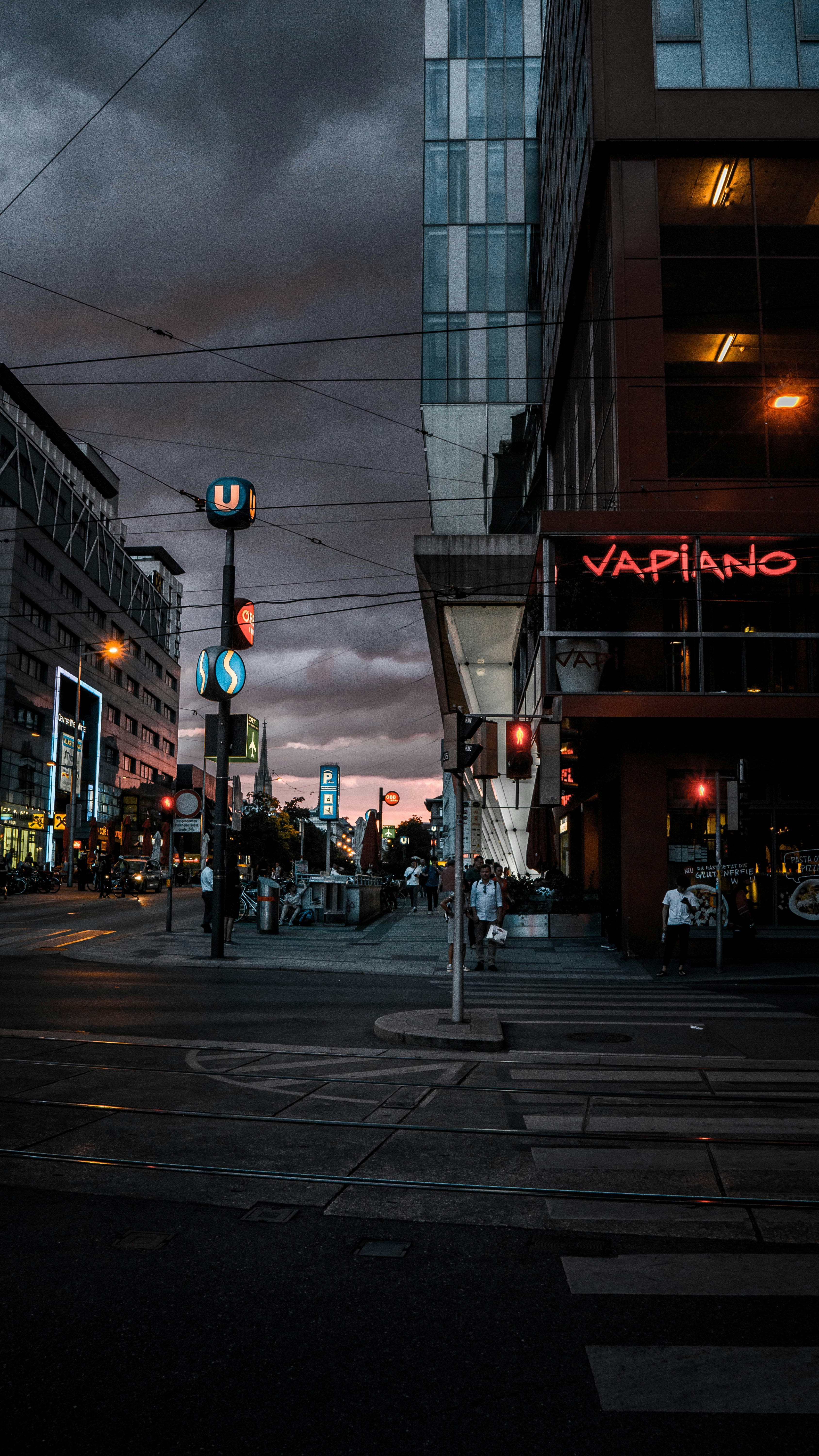 wide road on focus photogrpahy