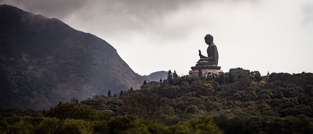 Estatua de Buda en la cima de la montaña