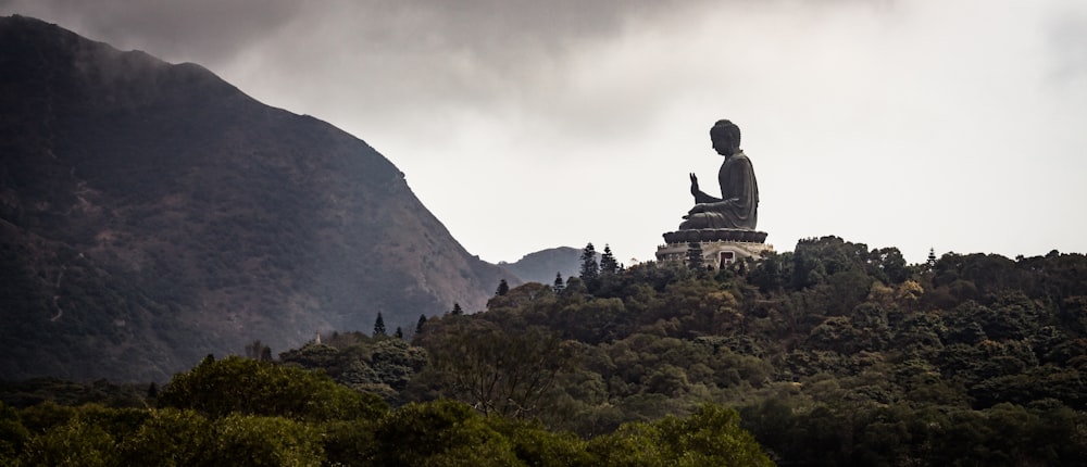 Buddha-Statue auf dem Gipfel des Berges