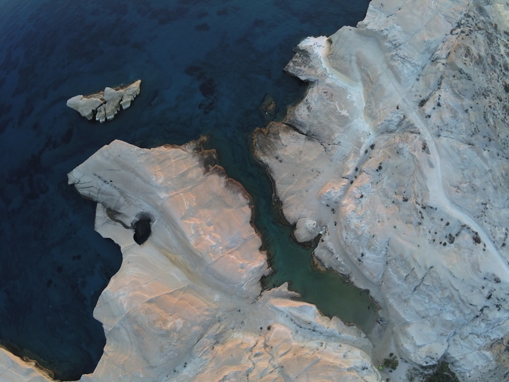 ghiaccio bianco sullo specchio d'acqua durante la fotografia diurna con vista dall'alto