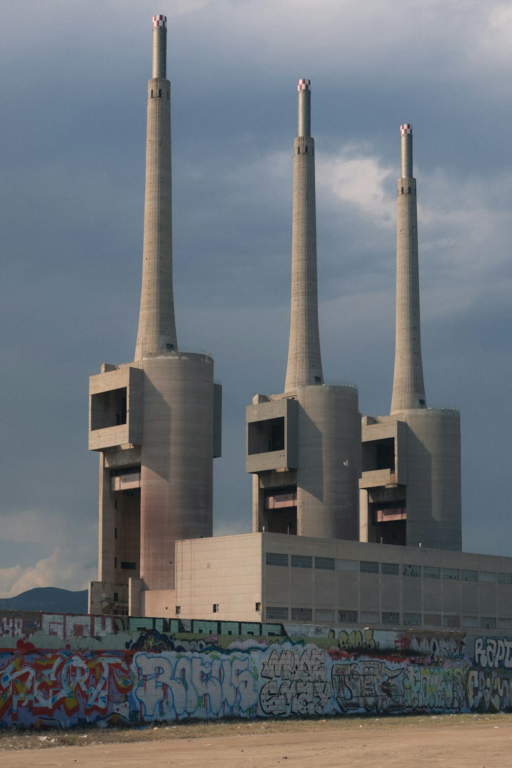 Braunes Betongebäude unter weißen Wolken