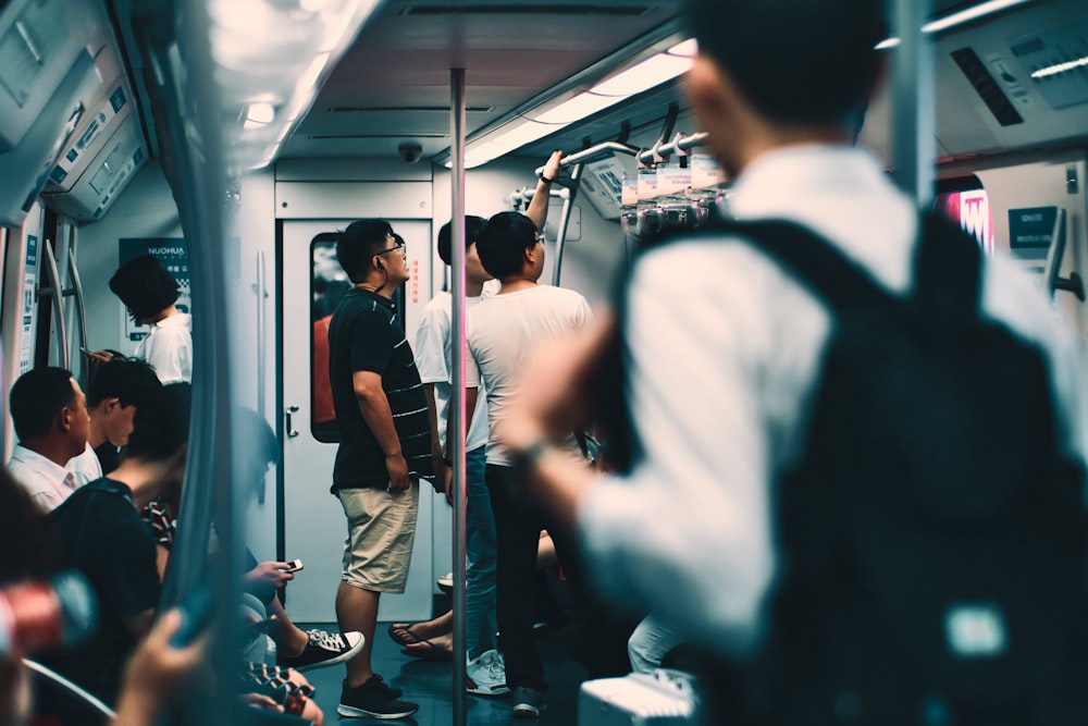 Gente en el tren subterráneo