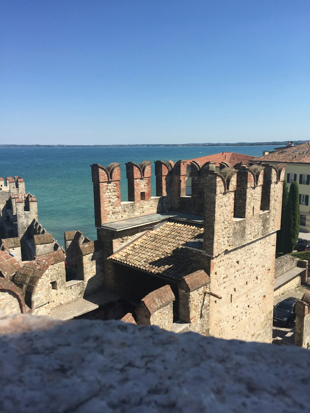 bâtiment en béton brun pendant la journée