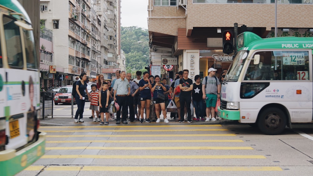 persone sconosciute in piedi all'aperto