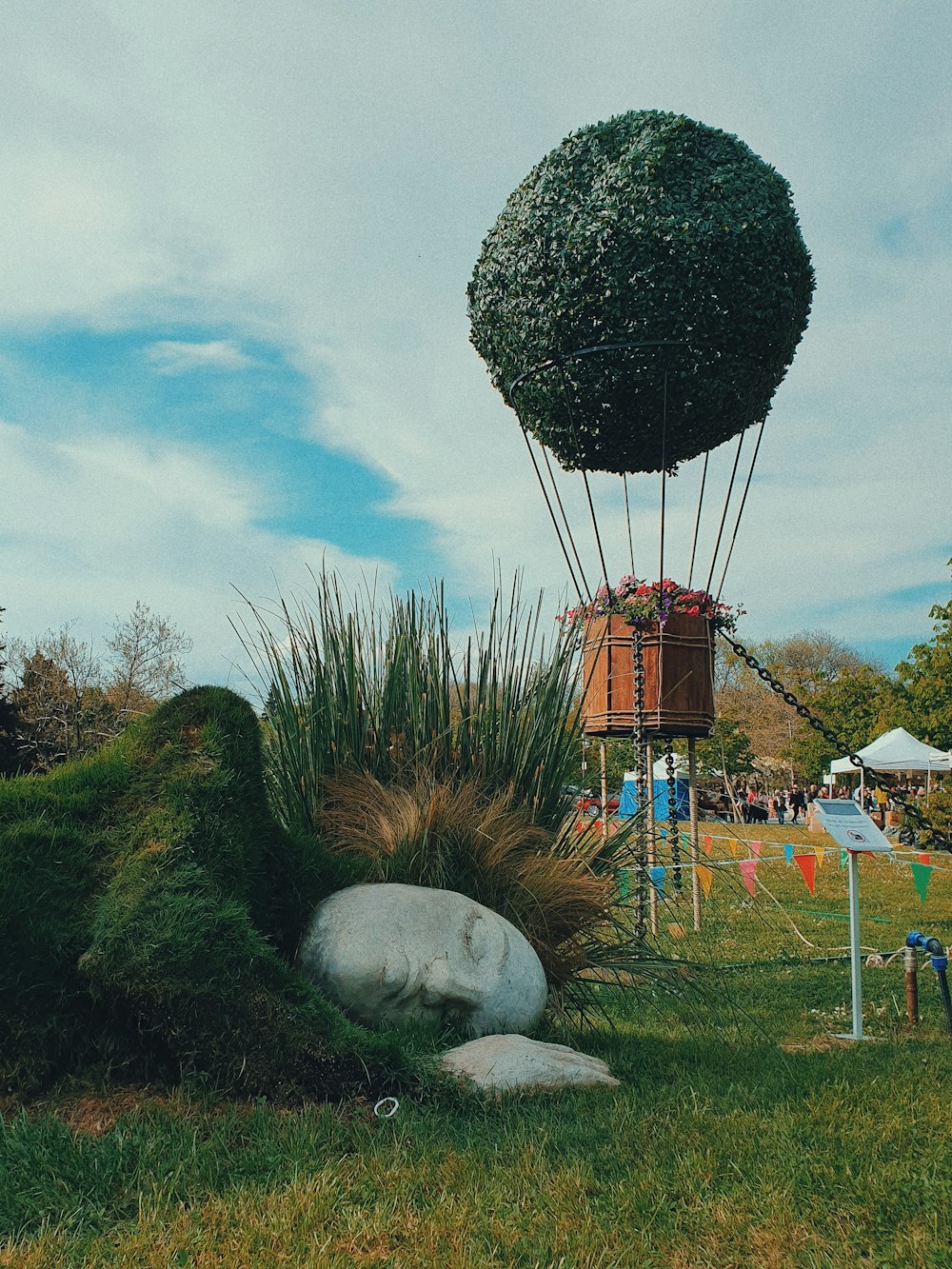 Globo aerostático hecho de plantas verdes