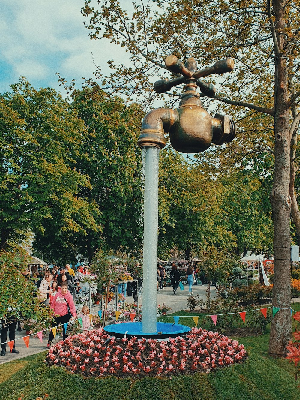 Wasserhahn aus grauem Stahl Brunnen