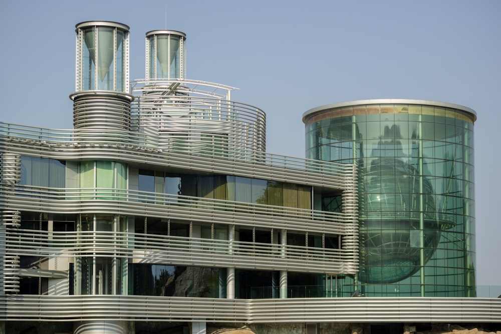 Bâtiment en métal et verre vert et gris