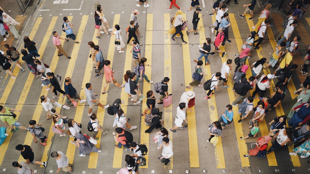 Luftaufnahmen von Menschen, die tagsüber auf der Straße gehen