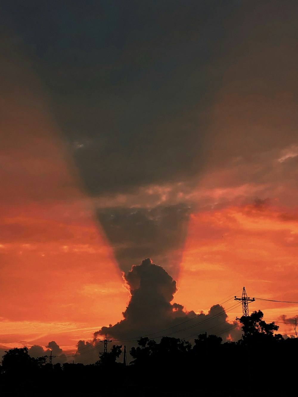 a very large cloud that is in the sky