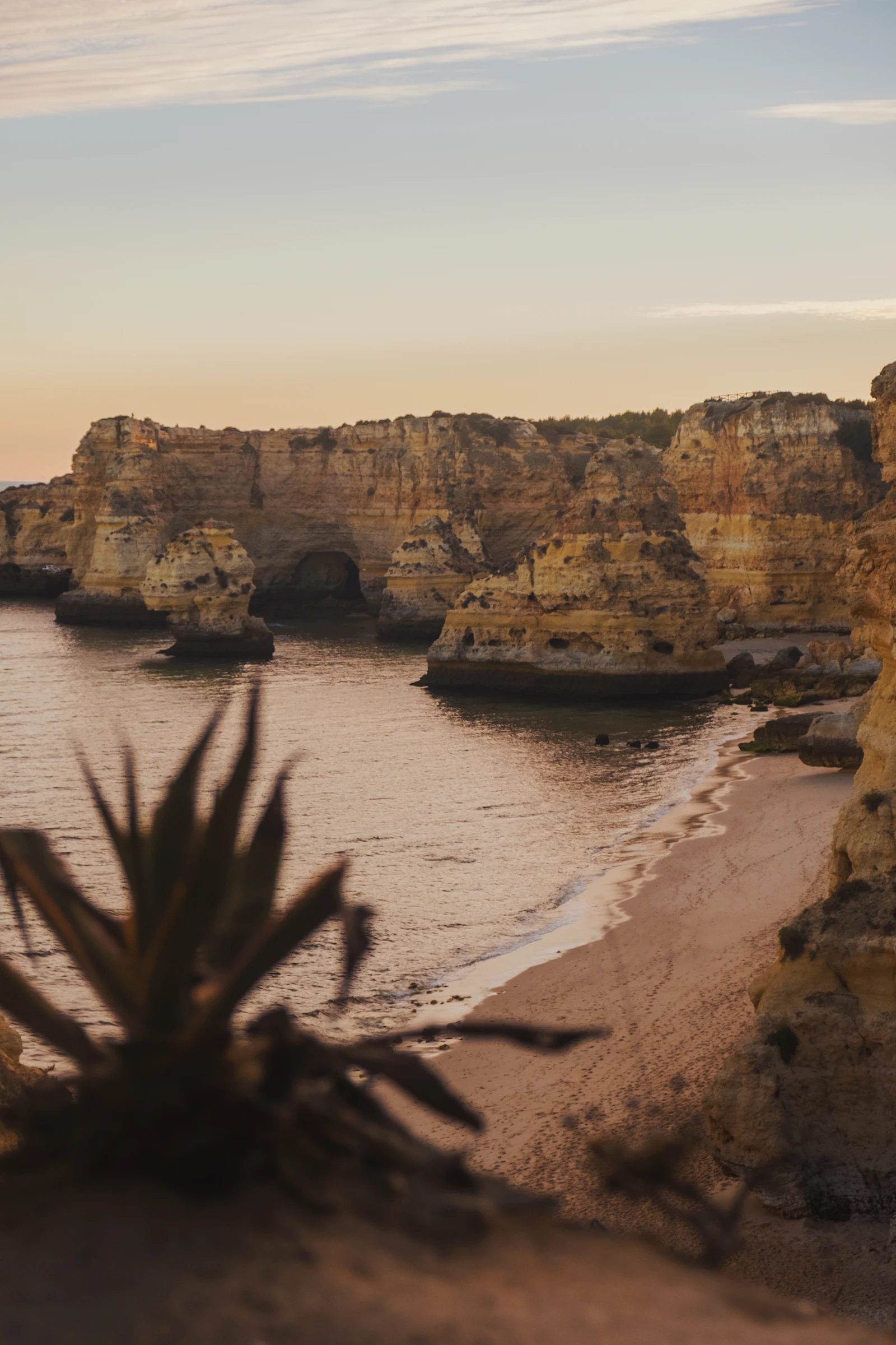 Klippen der Praia da Marinha an der Algarve