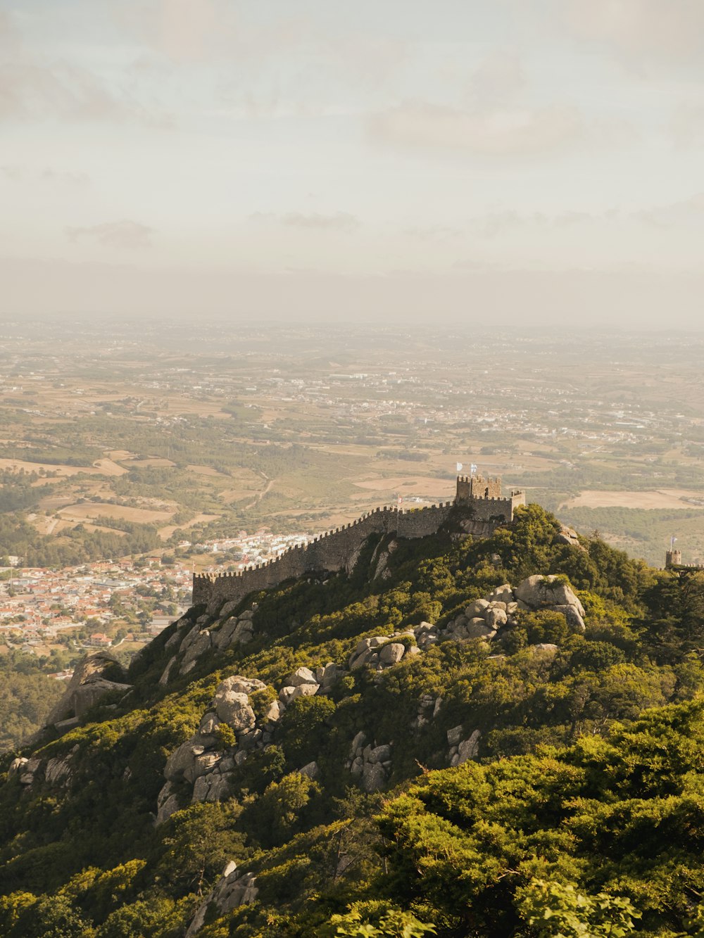 Photographie aérienne de montagne sous ciel blanc