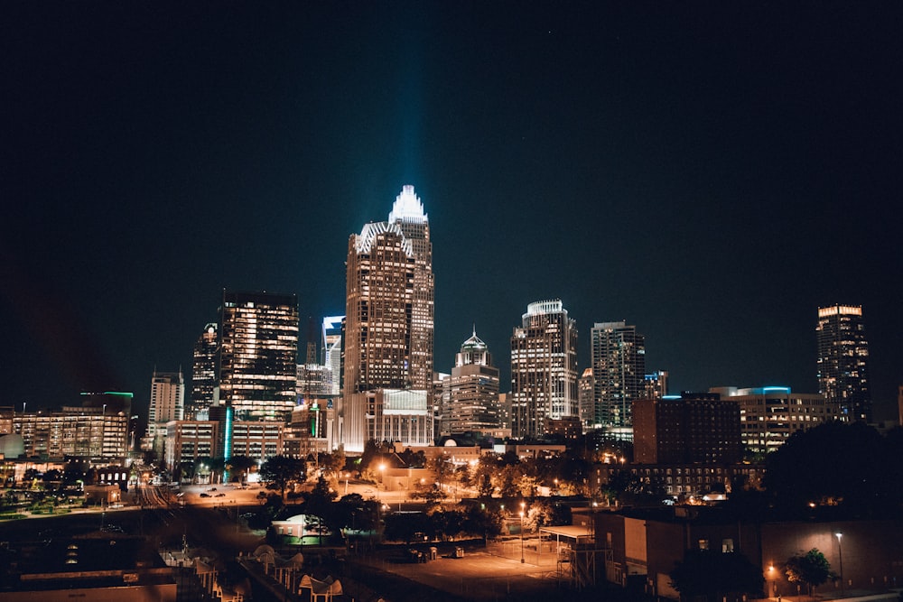 Fotografia di edifici durante la notte