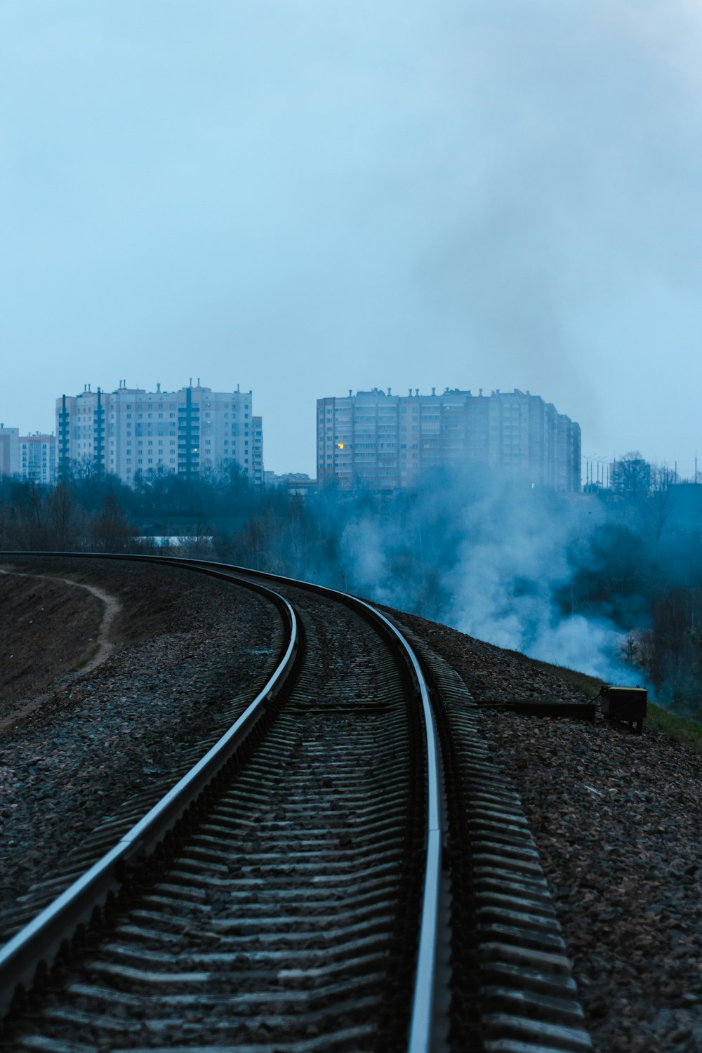 Fotografía de primer plano del ferrocarril del tren negro y gris