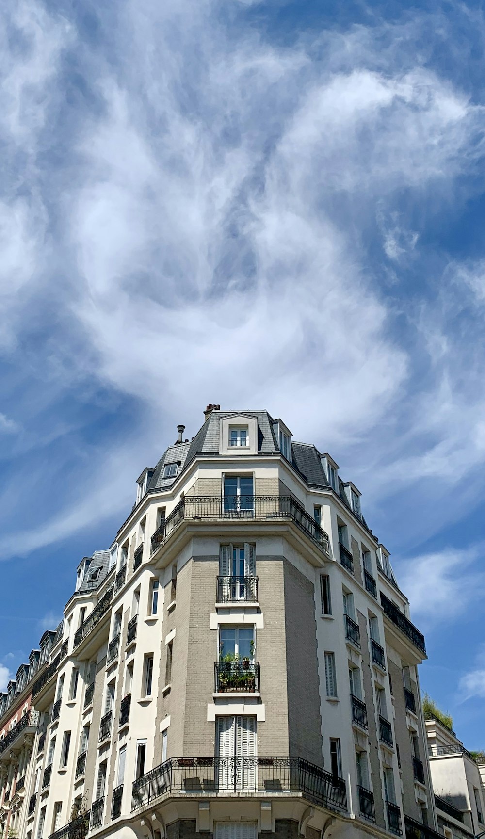 Edificio marrone e bianco durante il giorno