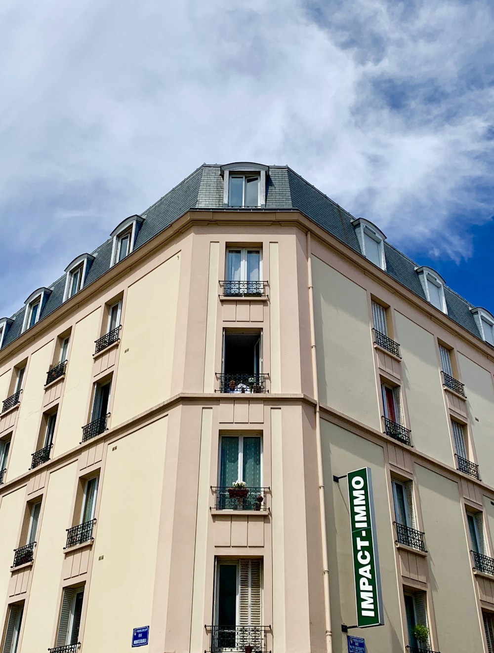 edificio in calcestruzzo bianco e verde durante il giorno