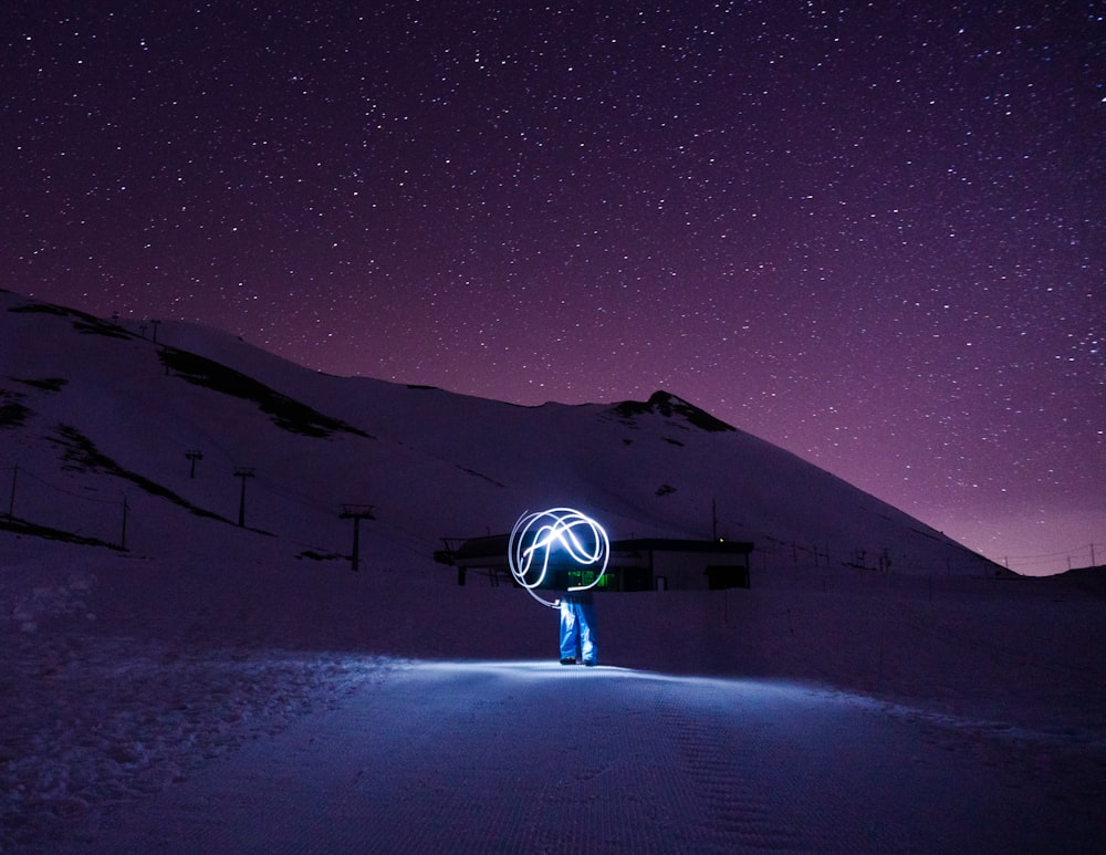 persona che tiene la lampada bianca di notte