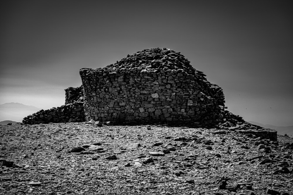 fotografia em tons de cinza do edifício em ruína durante o dia