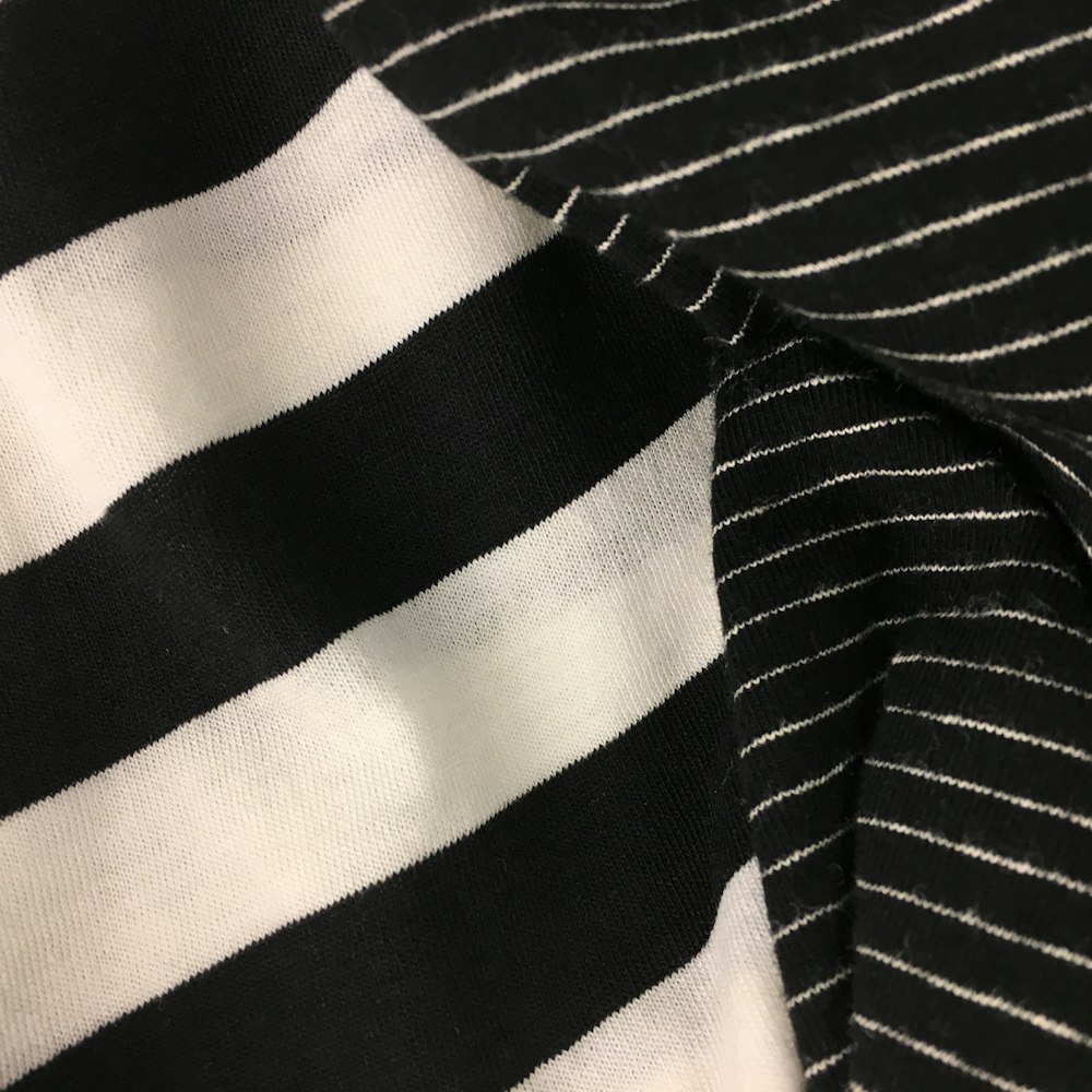 Textiles à rayures noires et blanches