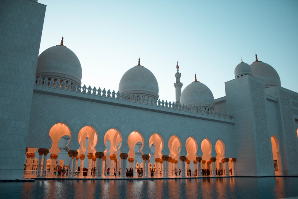 close-up photography of mosque during daytiime