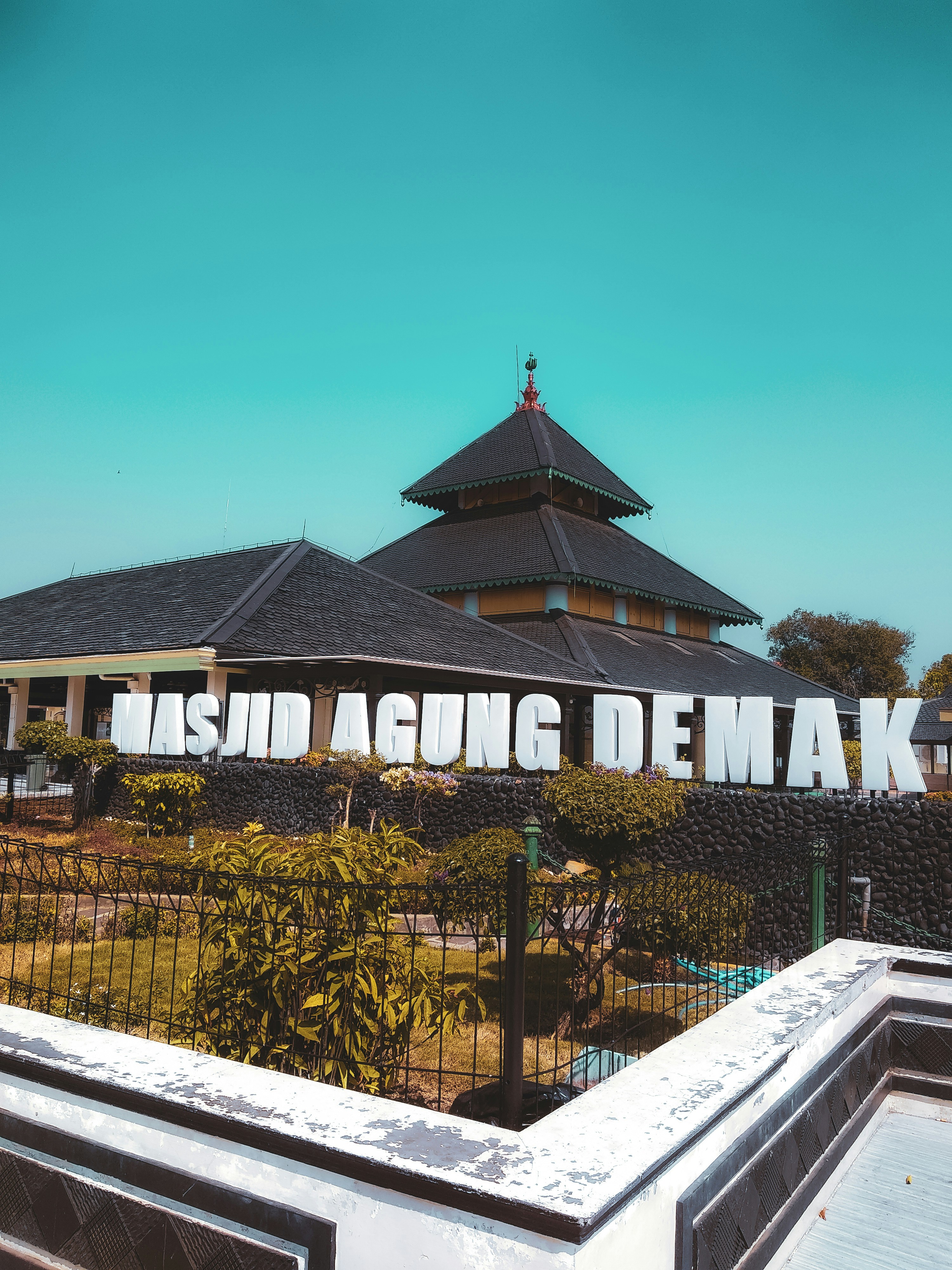 Bangunan Pagoda Hitam dan Coklat