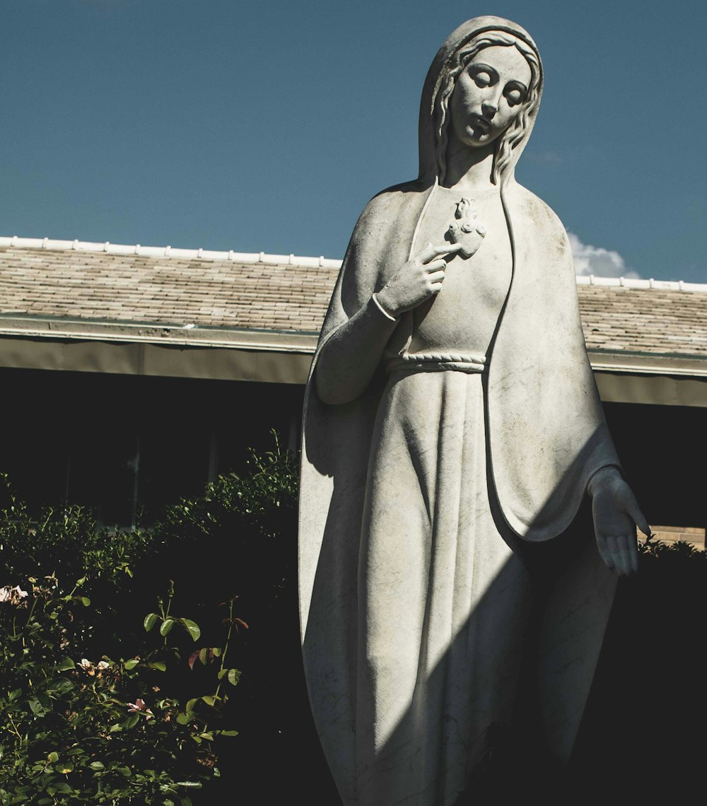 estátua feminina