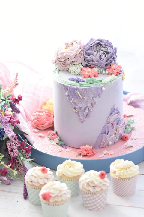 Lilac buttercream cake with piped flowers