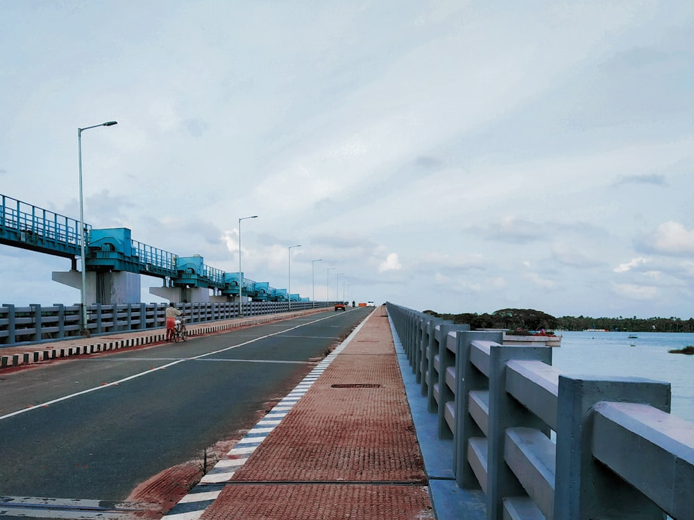 Puente de hormigón bajo el cielo azul