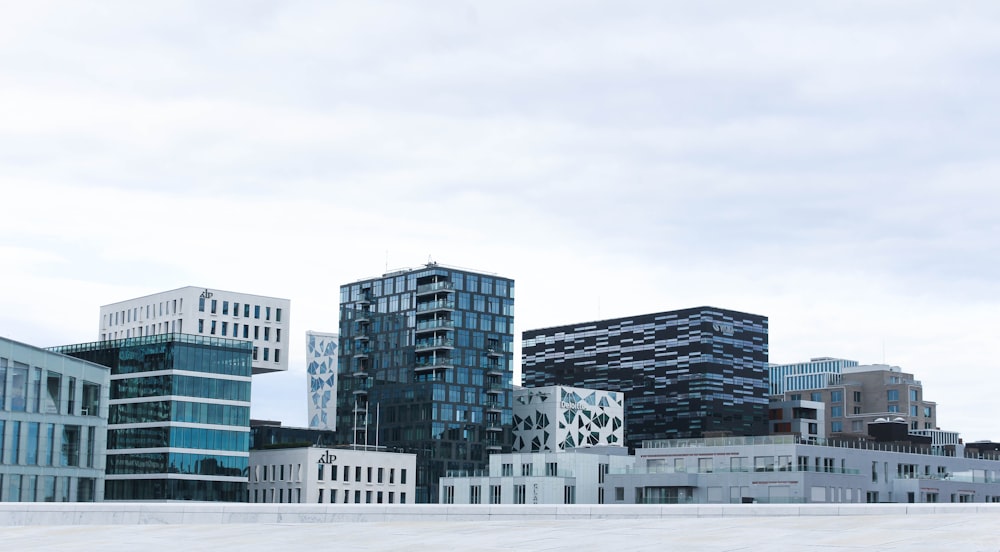 Vue des immeubles de grande hauteur de la ville pendant la journée