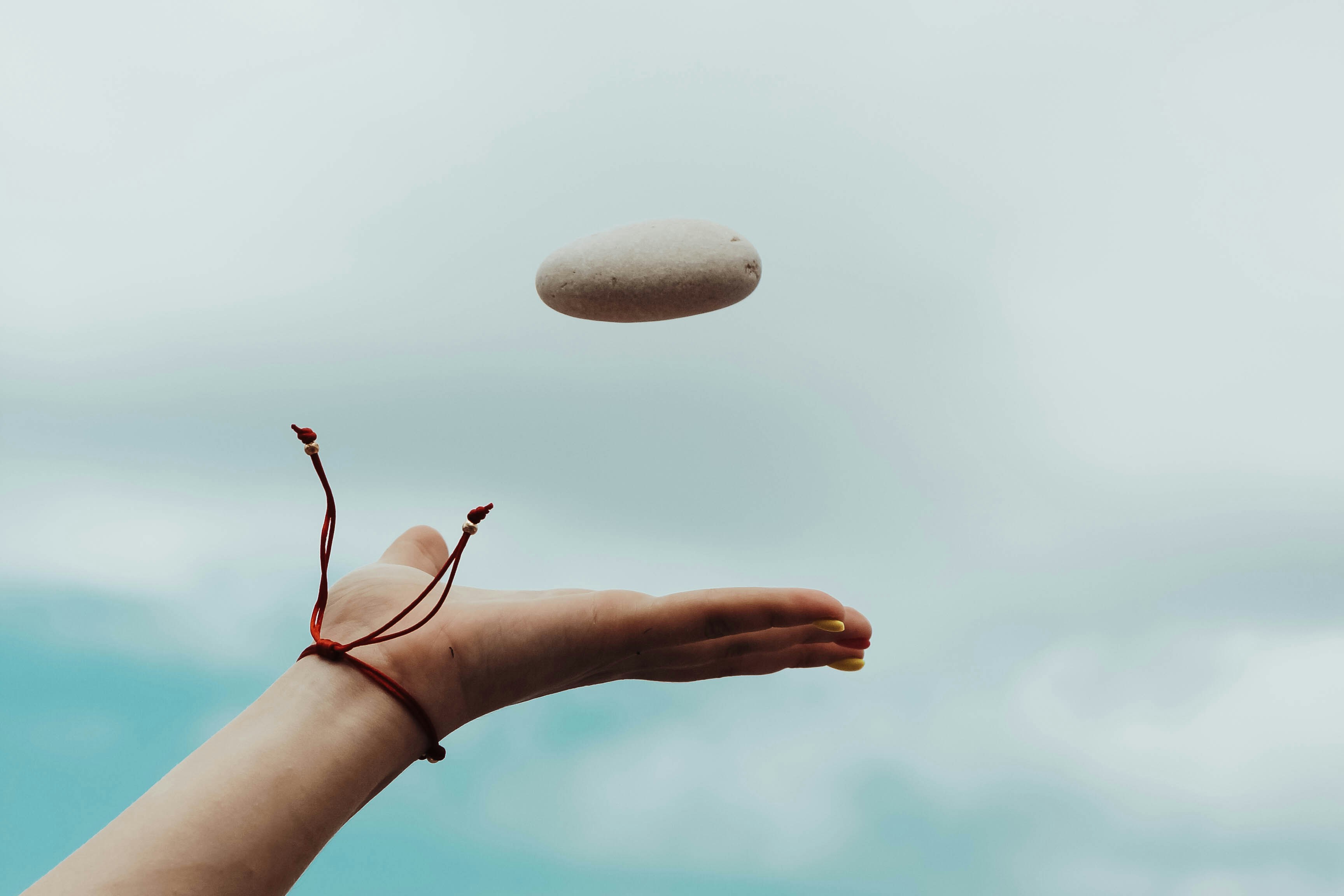 Die Hand einer Person, die nach einem Flugobjekt greift