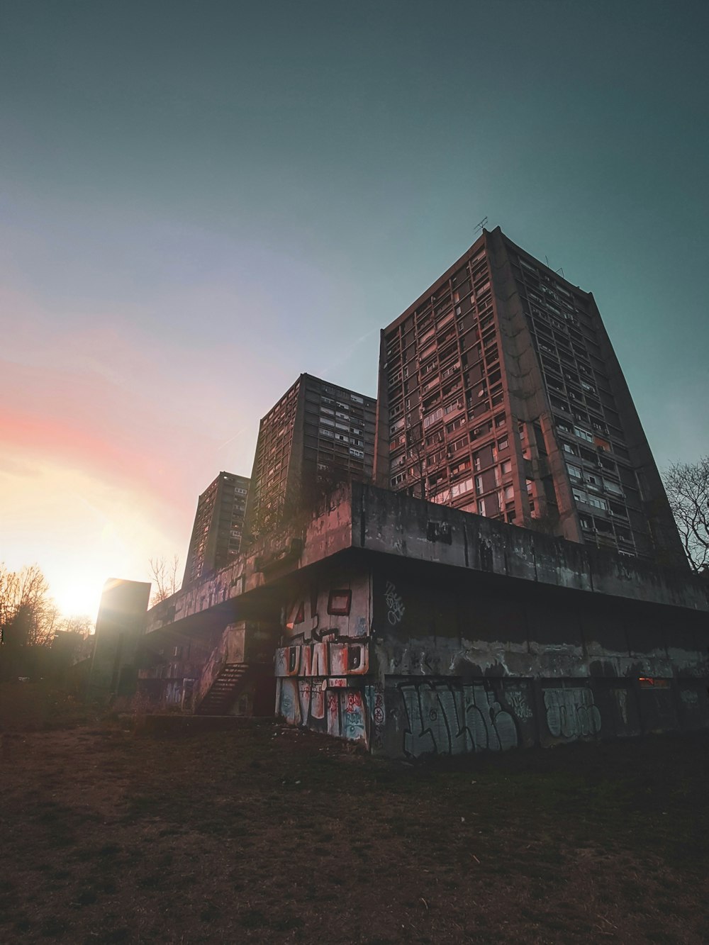 brown high-rise building