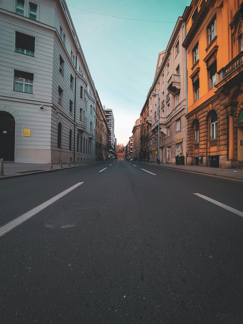 昼間の建物の真ん中にあるコンクリート道路