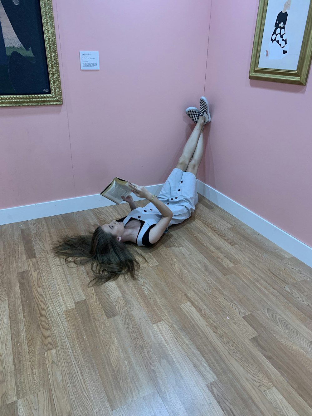 mulheres deitadas em um chão marrom em um quarto